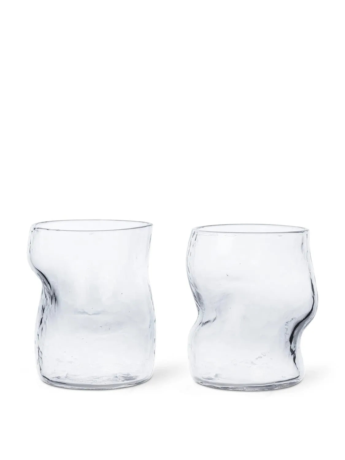 Elegante Dimple Gläser von Ferm Living: skulpturale Form, gehämmertes Glas, einzigartig und vielseitig für jeden Anlass.