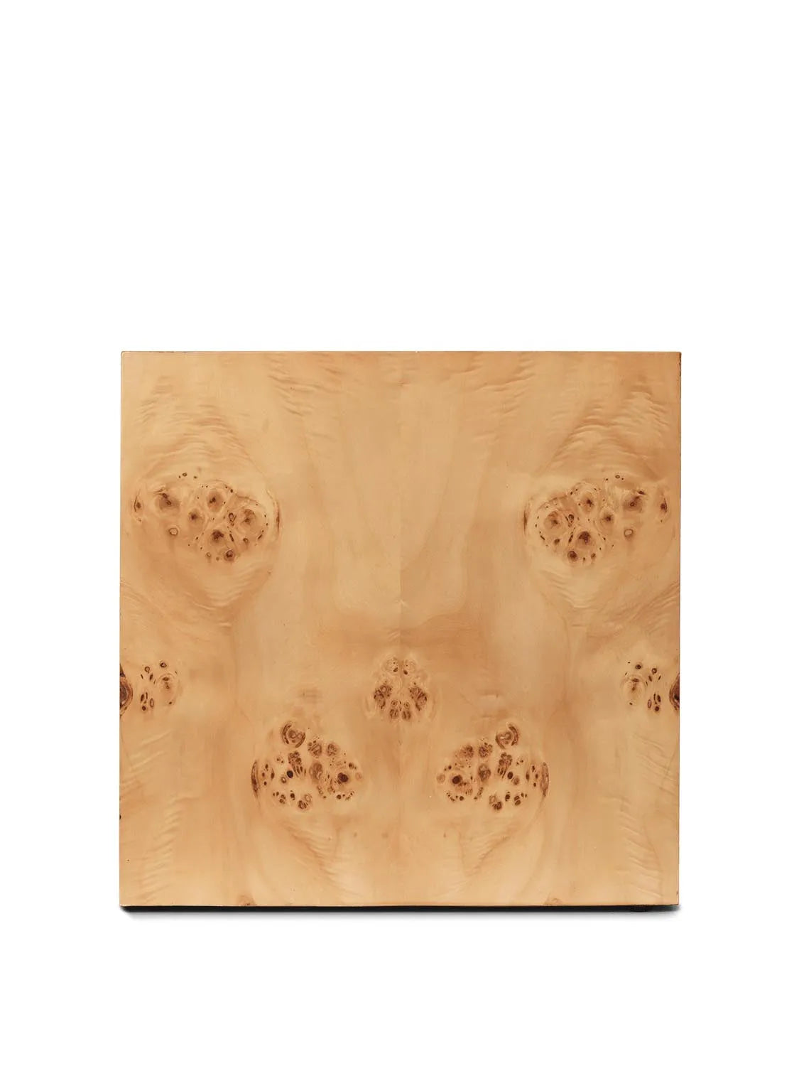 Der Burl Cube Beistelltisch von Ferm Living: Einzigartige Maserung, FSC-zertifiziert, geometrische Schlichtheit, stilvoll und nachhaltig.