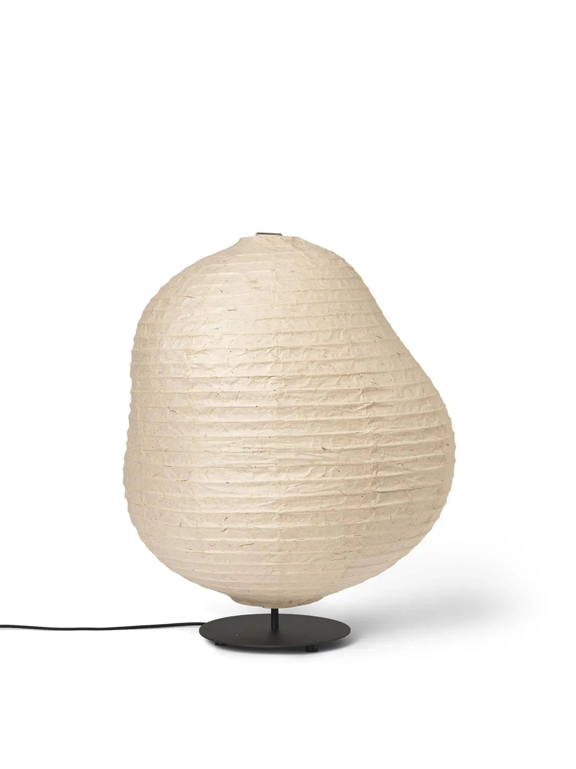 Die Kurbis Stehleuchte von Ferm Living vereint organische Eleganz und sanfte Lichtstreuung aus Washi-Papier mit modernem Metallsockel.