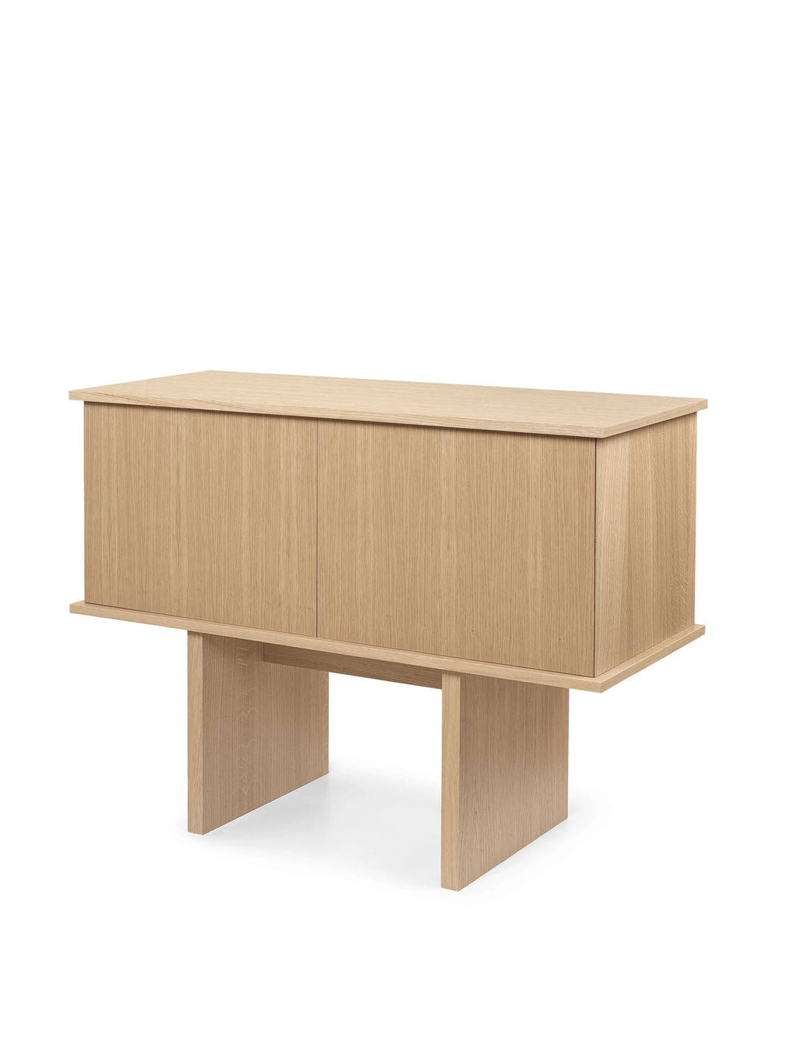 Modernes Stilt Sideboard aus FSC-zertifiziertem Eichenholz.