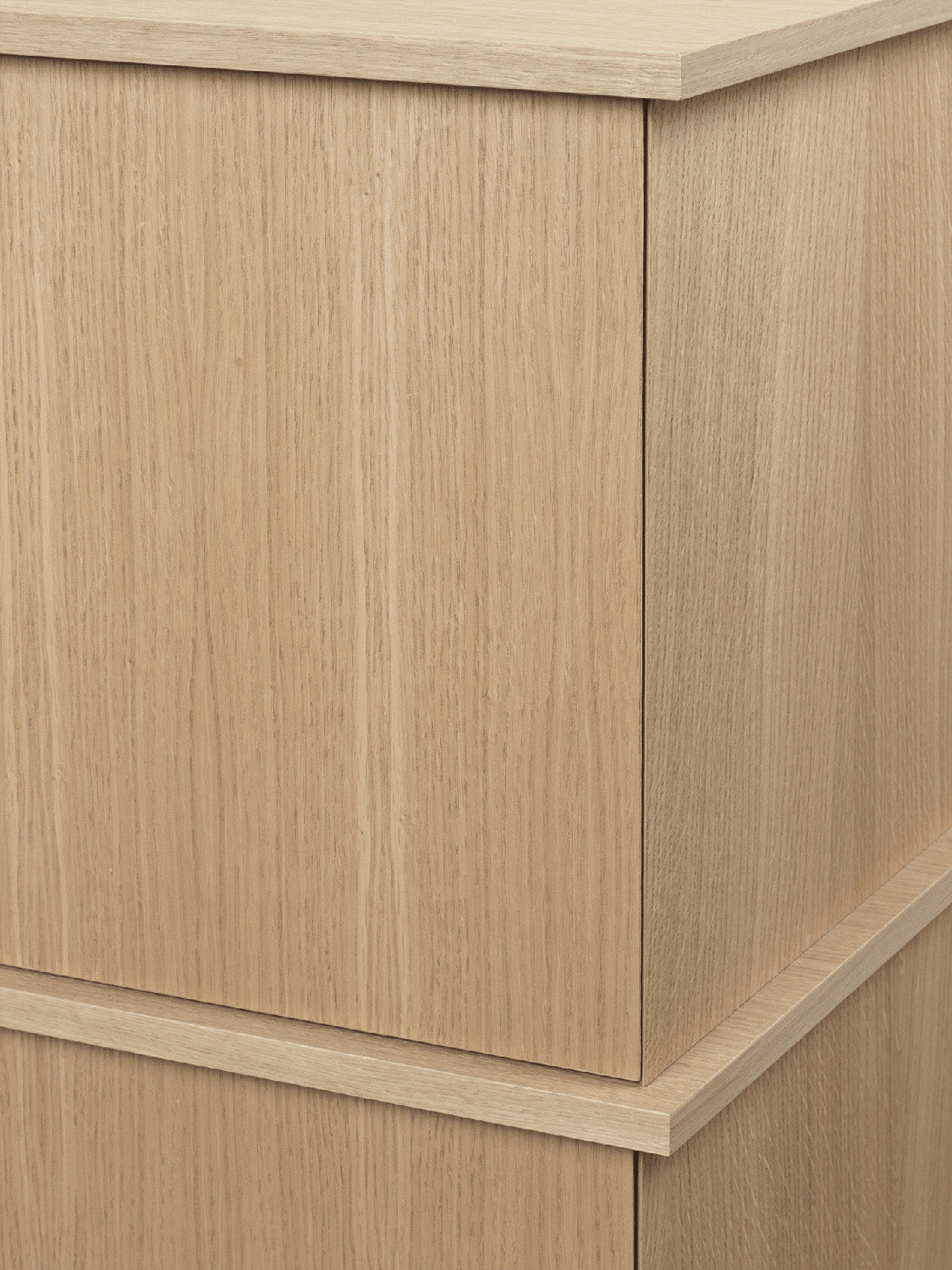 Elegantes Eichen-Sideboard mit skandinavischem Charme von Ferm Living.