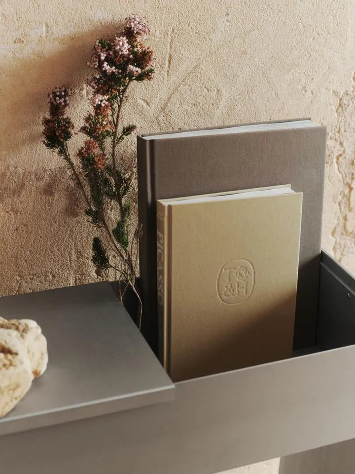 Lager Plant Box in Aluminium präsentiert im Onlineshop von KAQTU Design AG. Pflanzentopf Outdoor ist von Ferm Living