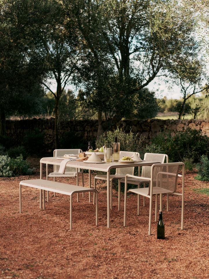 Dapple Stuhl mit Armlehnen in Kaschmir präsentiert im Onlineshop von KAQTU Design AG. Gartenstuhl mit Armlehnen ist von Ferm Living