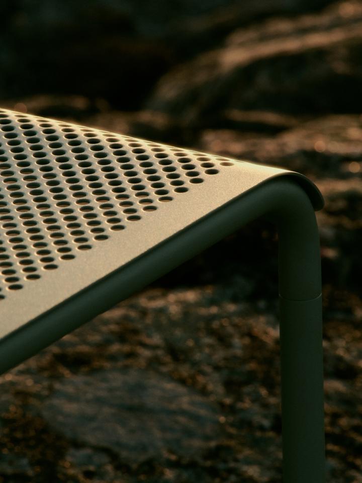 Dapple Bank in Teegrün präsentiert im Onlineshop von KAQTU Design AG. Gartenbank ist von Ferm Living