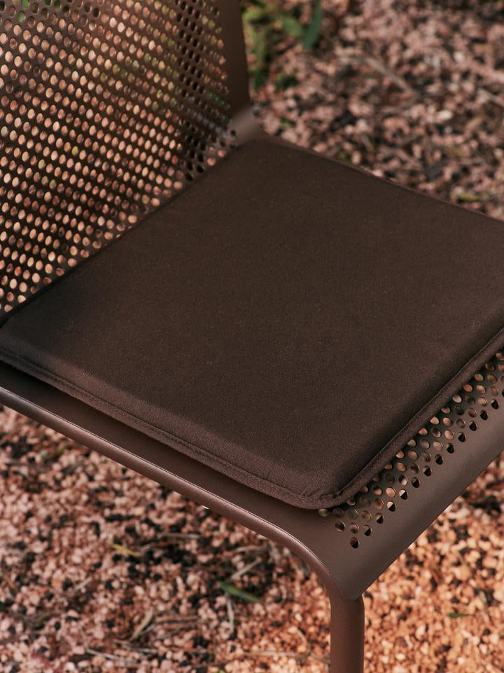 Dapple Stuhl in Dunkle Schokolade präsentiert im Onlineshop von KAQTU Design AG. Gartenstuhl ist von Ferm Living