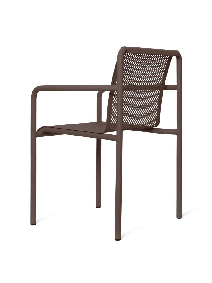 Dapple Stuhl mit Armlehnen in Dunkle Schokolade präsentiert im Onlineshop von KAQTU Design AG. Gartenstuhl mit Armlehnen ist von Ferm Living