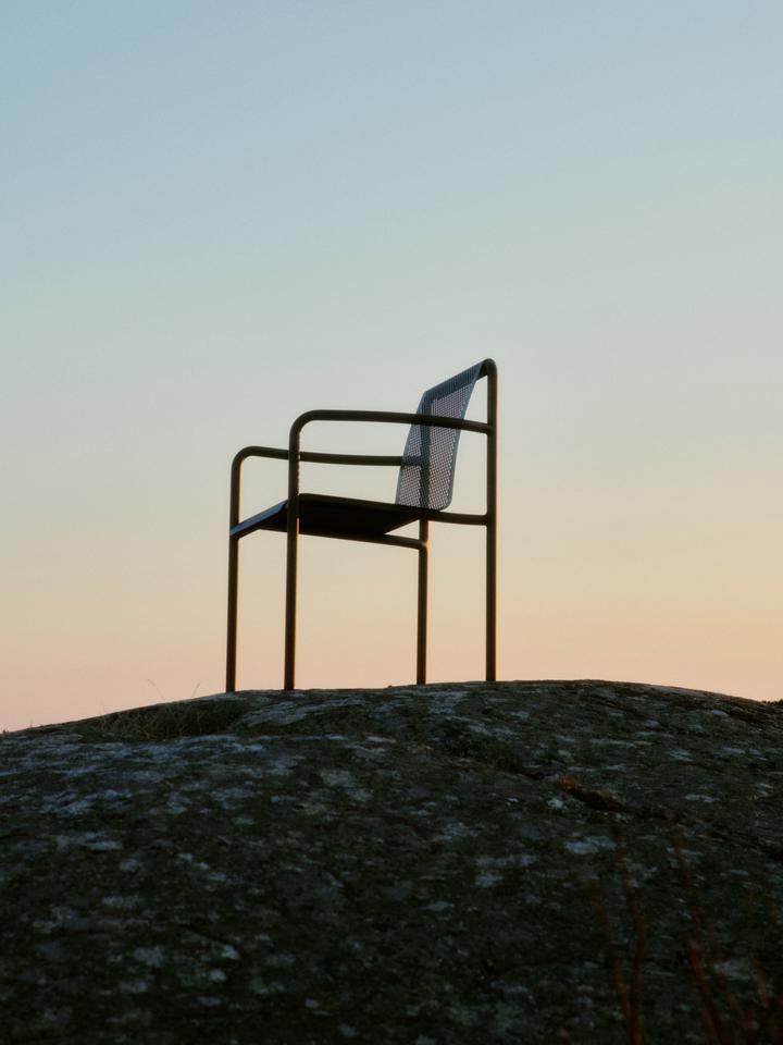 Dapple Stuhl mit Armlehnen in Dunkle Schokolade präsentiert im Onlineshop von KAQTU Design AG. Gartenstuhl mit Armlehnen ist von Ferm Living