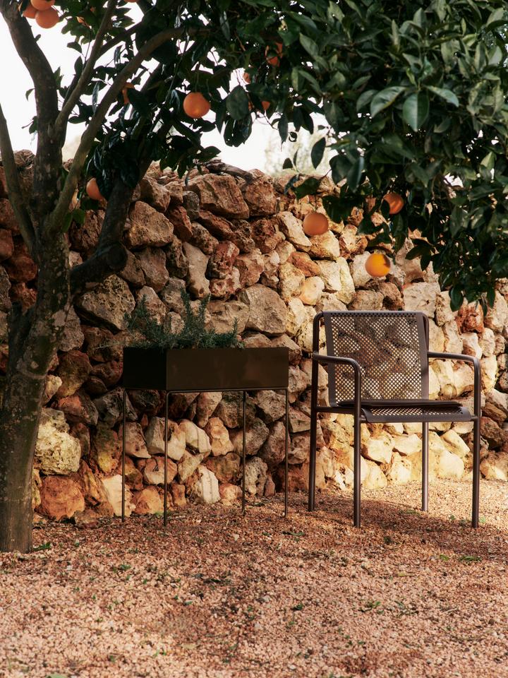 Dapple Stuhl mit Armlehnen in Dunkle Schokolade präsentiert im Onlineshop von KAQTU Design AG. Gartenstuhl mit Armlehnen ist von Ferm Living