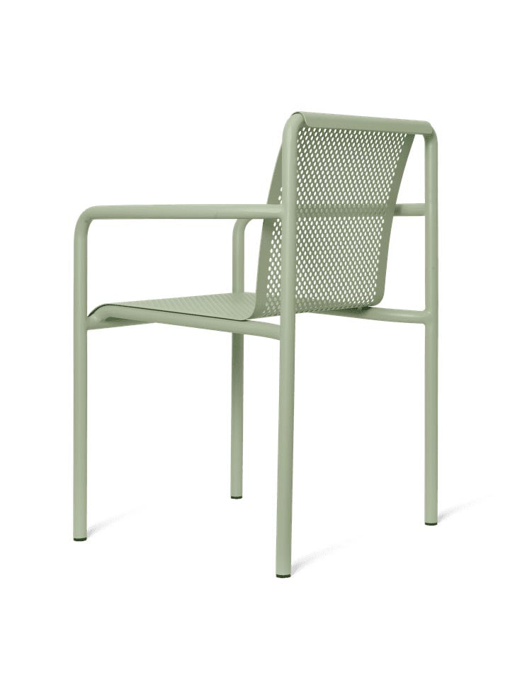 Dapple Stuhl mit Armlehnen in Teegrün präsentiert im Onlineshop von KAQTU Design AG. Gartenstuhl mit Armlehnen ist von Ferm Living