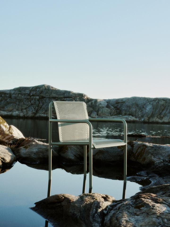 Dapple Stuhl mit Armlehnen in Teegrün präsentiert im Onlineshop von KAQTU Design AG. Gartenstuhl mit Armlehnen ist von Ferm Living