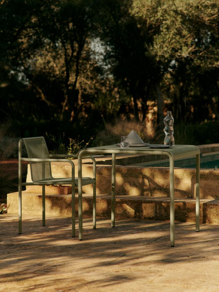 Dapple Stuhl mit Armlehnen in Teegrün präsentiert im Onlineshop von KAQTU Design AG. Gartenstuhl mit Armlehnen ist von Ferm Living