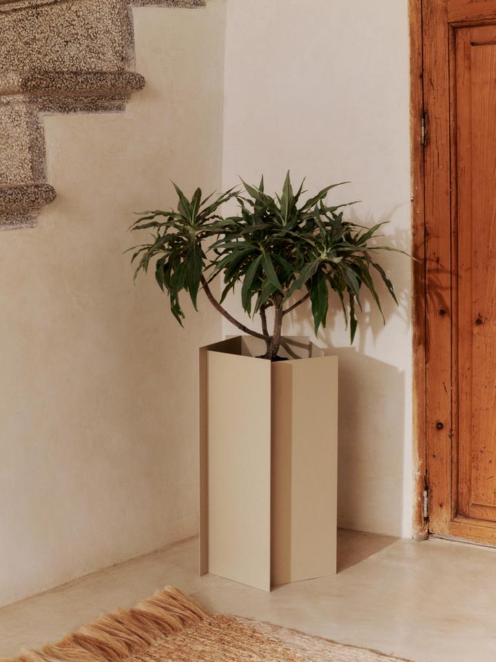 Fragma Pflanzgefäss in Kaschmir präsentiert im Onlineshop von KAQTU Design AG. Pflanzentopf Outdoor ist von Ferm Living