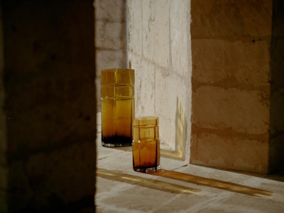 Muro Vase H23  in Recyceltes Bernstein präsentiert im Onlineshop von KAQTU Design AG. Vase ist von Ferm Living