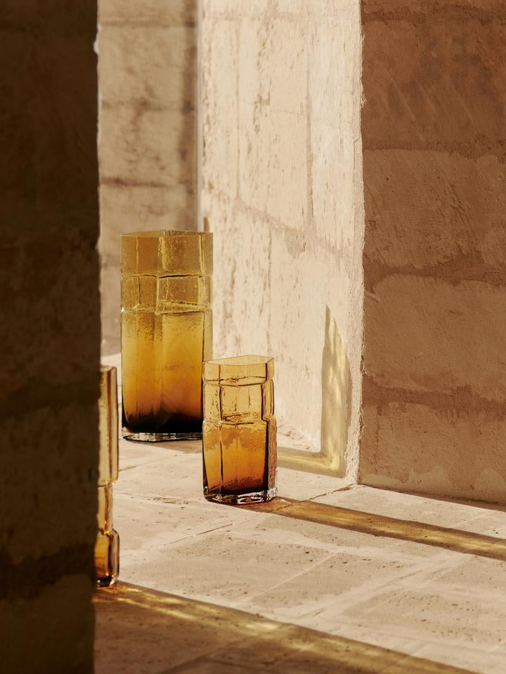 Muro Vase H38  in Recyceltes Bernstein präsentiert im Onlineshop von KAQTU Design AG. Vase ist von Ferm Living