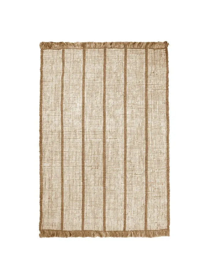 Athen Stripes Teppich 170 x 240  in Natürlich/Cremeweiss präsentiert im Onlineshop von KAQTU Design AG. Teppich ist von Ferm Living