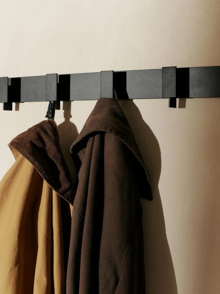 Lager Kleiderständer in Schwarz präsentiert im Onlineshop von KAQTU Design AG. Kleiderständer ist von Ferm Living