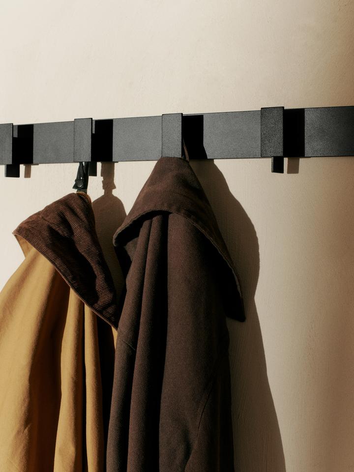 Entdecken Sie den stilvollen Lager Kleiderständer von Ferm Living – eine elegante Wandgarderobe mit industriellem Flair für jeden Eingangsbereich.
