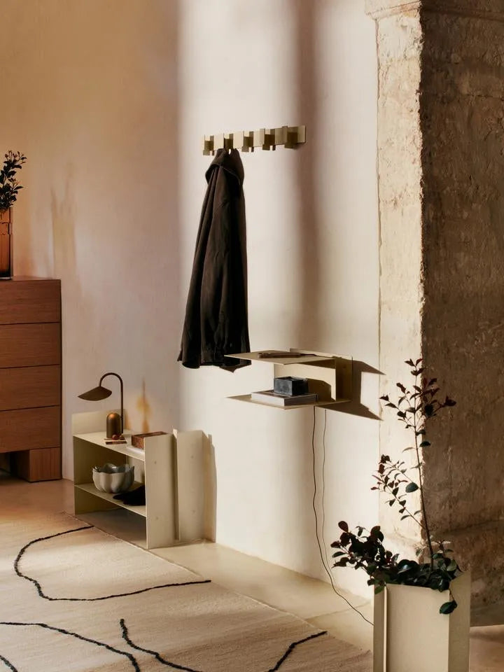 Lager Kleiderständer in Kaschmir präsentiert im Onlineshop von KAQTU Design AG. Kleiderständer ist von Ferm Living