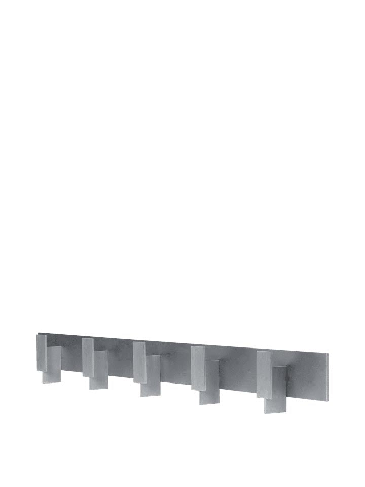 Erleben Sie den Lager Kleiderständer von Ferm Living – eine elegante Wandgarderobe aus robustem Aluminium, die industriellen Charme und praktische Aufbewahrung vereint.