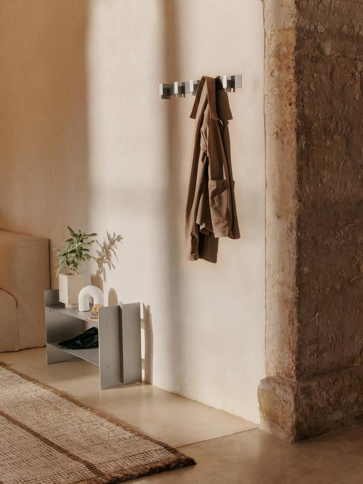 Lager Kleiderständer in Aluminium präsentiert im Onlineshop von KAQTU Design AG. Kleiderständer ist von Ferm Living