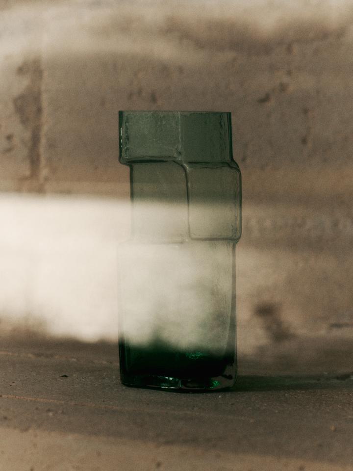 Muro Vase H23  in Recyceltes Grün präsentiert im Onlineshop von KAQTU Design AG. Vase ist von Ferm Living