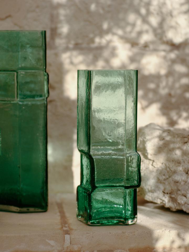 Muro Vase H38  in Recyceltes Grün präsentiert im Onlineshop von KAQTU Design AG. Vase ist von Ferm Living