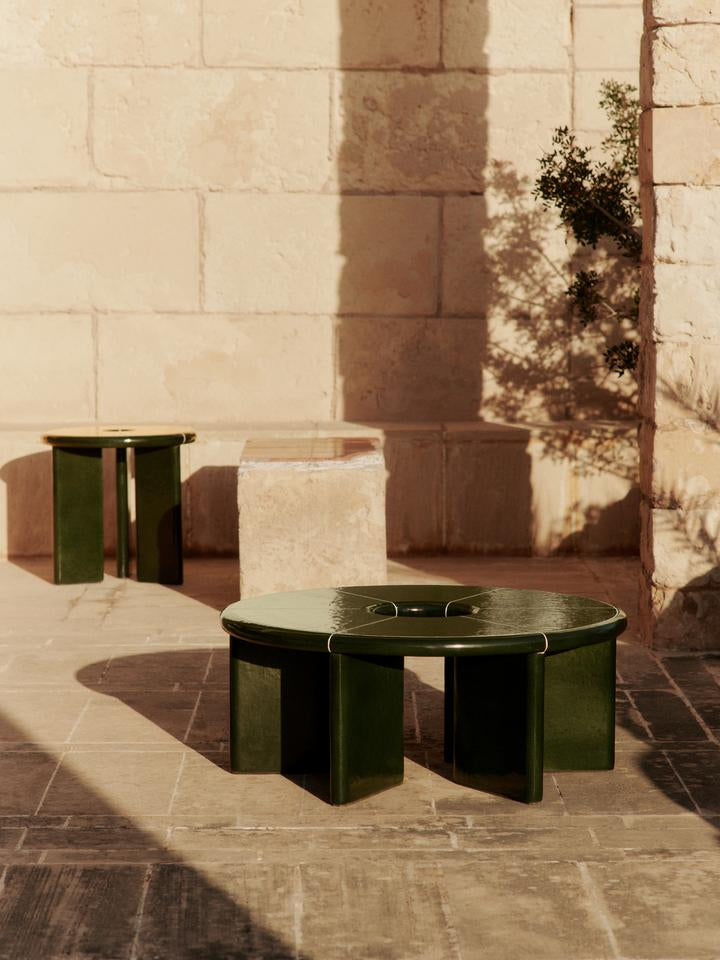 Deya Couchtisch Ø80  in Dunkelgrün präsentiert im Onlineshop von KAQTU Design AG. Beistelltisch ist von Ferm Living