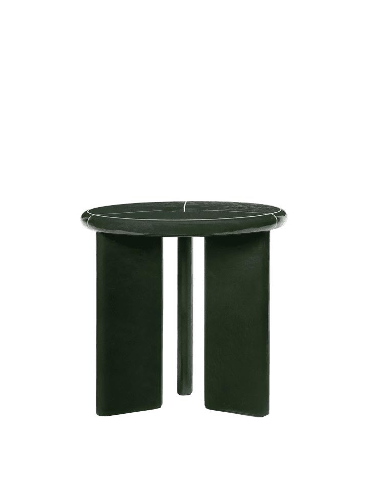 Deya Beistelltisch Ø47  in Dunkelgrün präsentiert im Onlineshop von KAQTU Design AG. Beistelltisch ist von Ferm Living