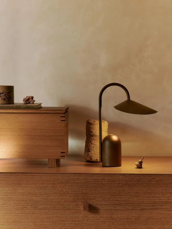 Arum portable Tischleuchte in Dunkle Schokolade präsentiert im Onlineshop von KAQTU Design AG. Tischleuchte ist von Ferm Living
