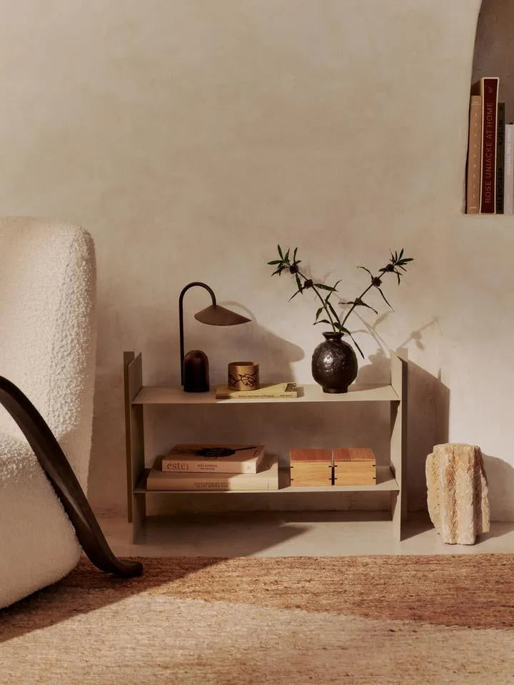 Arum portable Tischleuchte in Dunkle Schokolade präsentiert im Onlineshop von KAQTU Design AG. Tischleuchte ist von Ferm Living