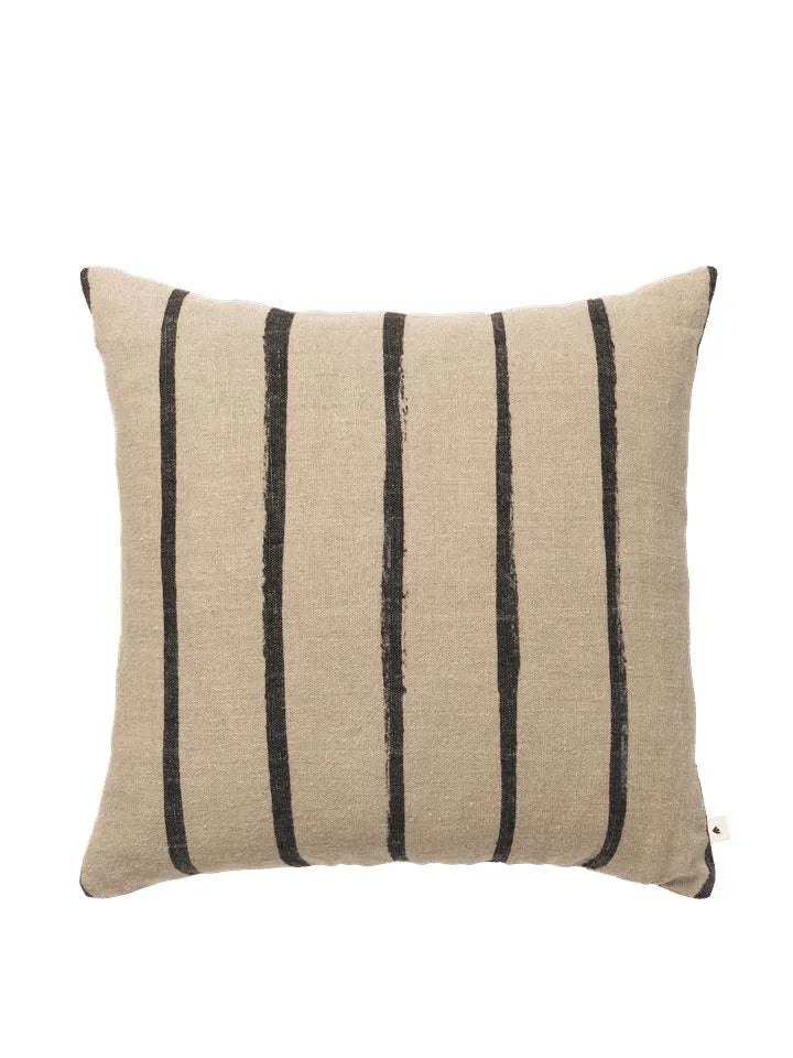 Oleo Kissen in Natürlich/Schwarz präsentiert im Onlineshop von KAQTU Design AG. Deko Kissen ist von Ferm Living