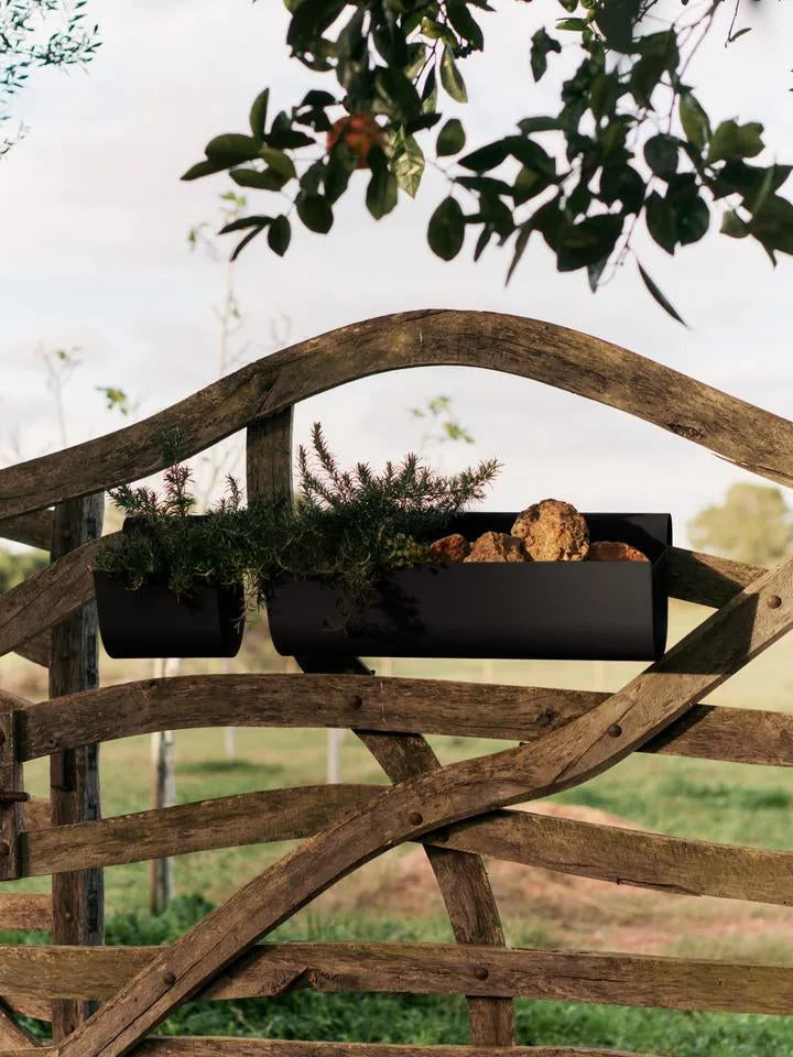 Uma Balkonbox in Schwarz präsentiert im Onlineshop von KAQTU Design AG. Pflanzentopf Outdoor ist von Ferm Living