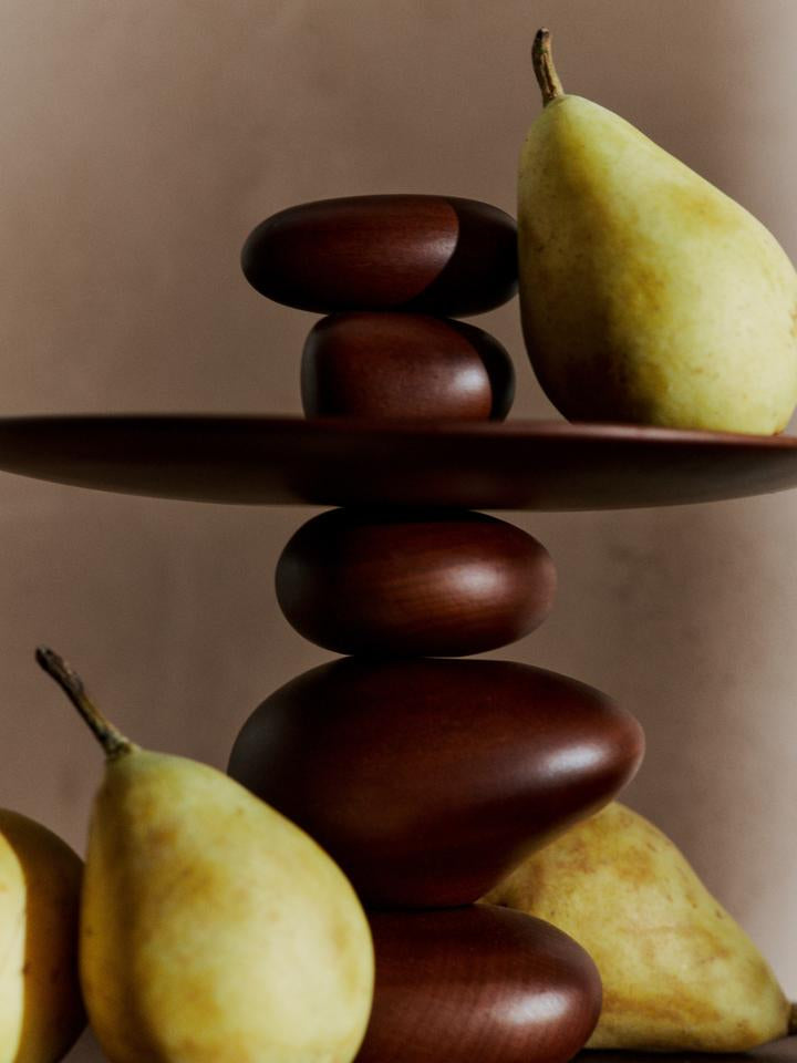 Pebble Dessert Stand in Dunkelbraun präsentiert im Onlineshop von KAQTU Design AG. Kuchenuntersatz ist von Ferm Living