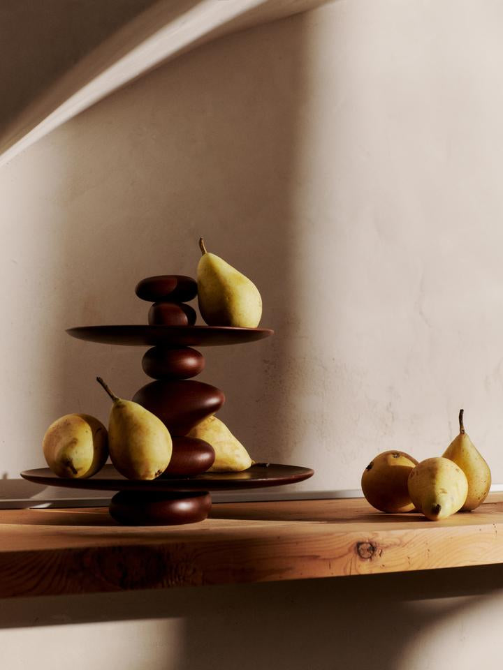 Pebble Dessert Stand in Dunkelbraun präsentiert im Onlineshop von KAQTU Design AG. Kuchenuntersatz ist von Ferm Living