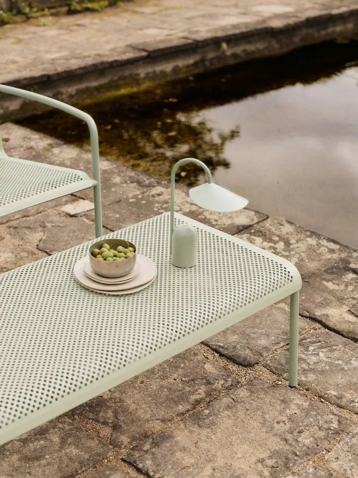 Arum portable Tischleuchte in Teegrün präsentiert im Onlineshop von KAQTU Design AG. Tischleuchte ist von Ferm Living
