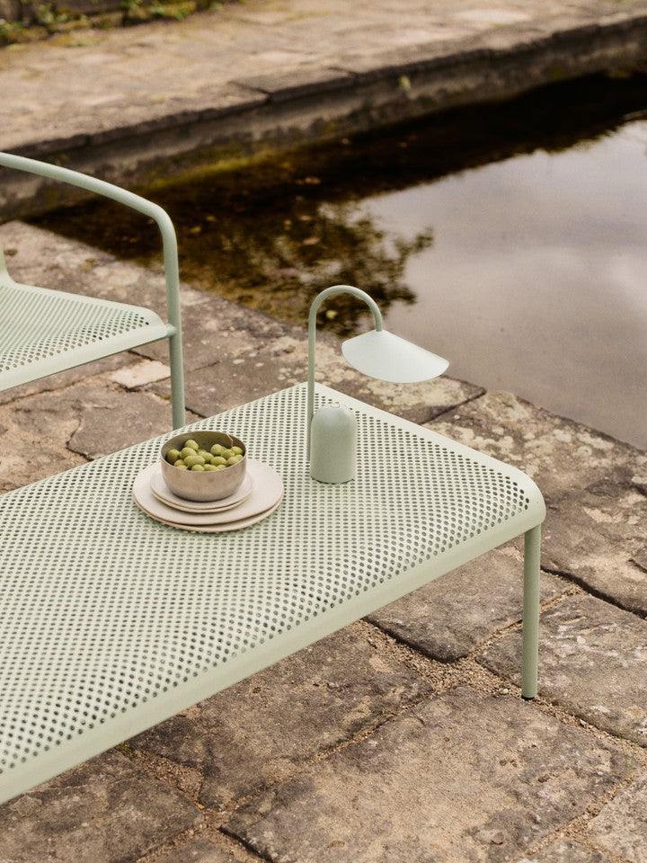 Arum portable Tischleuchte in Teegrün präsentiert im Onlineshop von KAQTU Design AG. Tischleuchte ist von Ferm Living