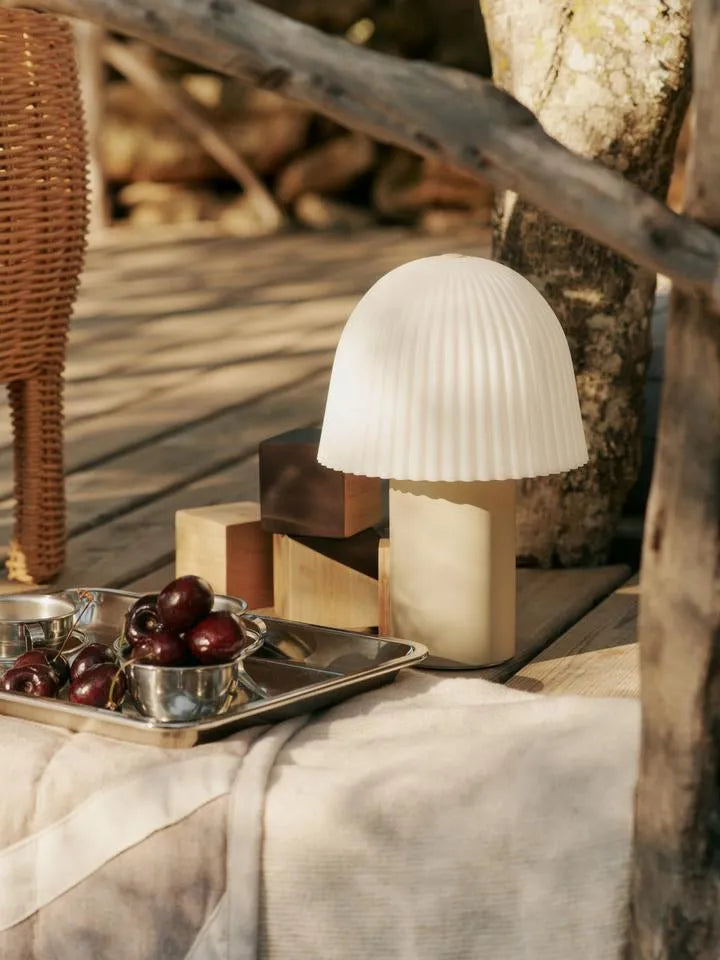 Frill Tragbare Lampe  in Kaschmir/Weiss präsentiert im Onlineshop von KAQTU Design AG. Tischleuchte ist von Ferm Living