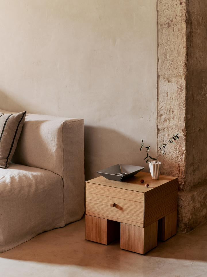 Kuben Nachttisch 1x1 in Natürliche Eichenfurnier präsentiert im Onlineshop von KAQTU Design AG. Beistelltisch ist von Ferm Living