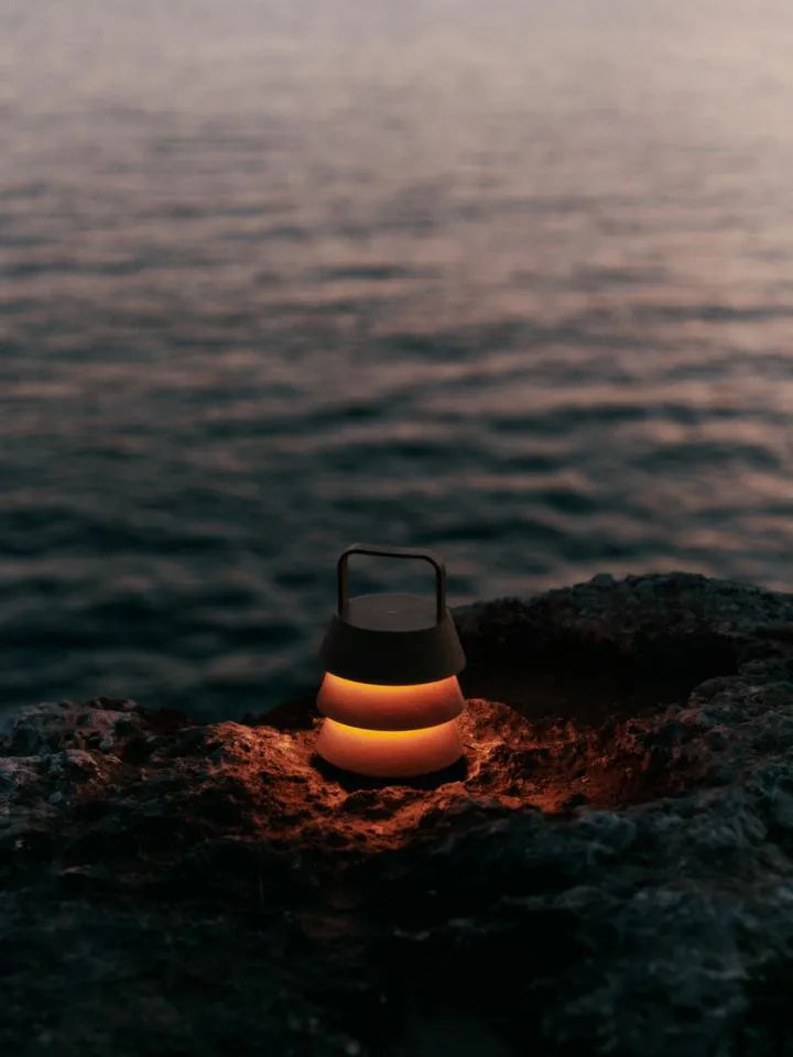 Luver portable Lampe  in Natürlich präsentiert im Onlineshop von KAQTU Design AG. Tischleuchte ist von Ferm Living