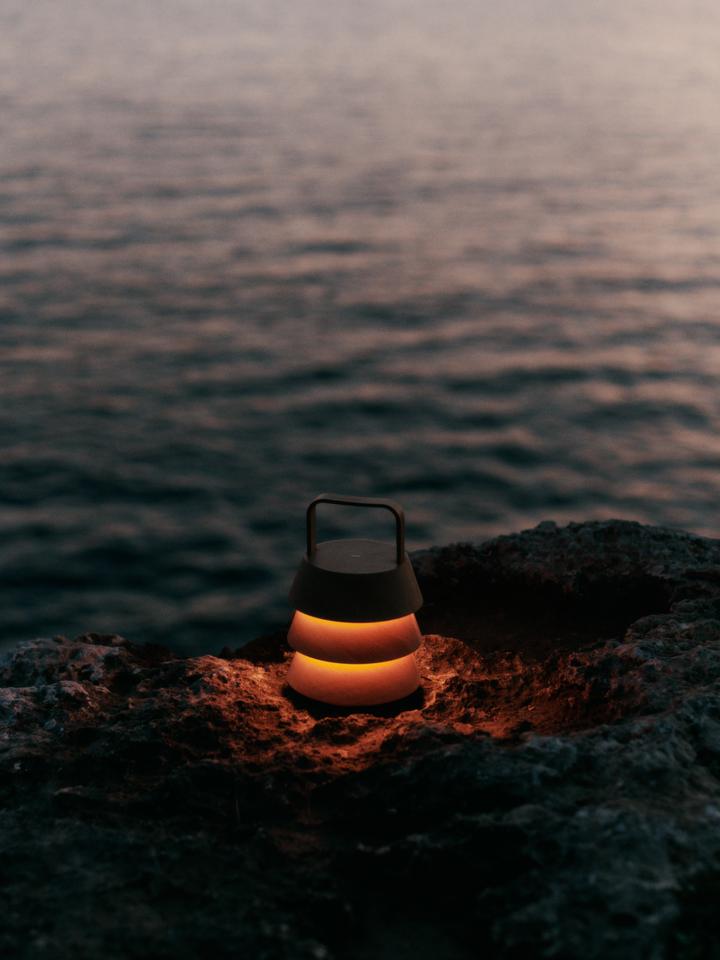 Luver portable Lampe  in Natürlich präsentiert im Onlineshop von KAQTU Design AG. Tischleuchte ist von Ferm Living