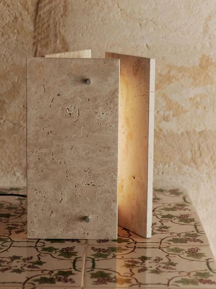 Oeste Tischlampe  in Sand präsentiert im Onlineshop von KAQTU Design AG. Tischleuchte ist von Ferm Living