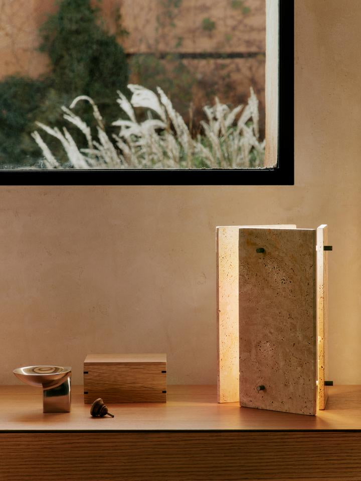 Oeste Tischlampe  in Sand präsentiert im Onlineshop von KAQTU Design AG. Tischleuchte ist von Ferm Living