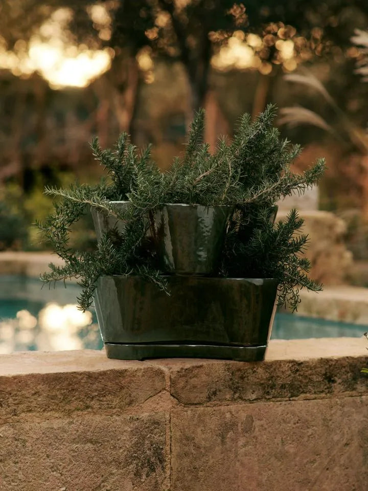 Gemi stapelbare Pflanzgefässe – Set aus 2 in Moosgrün präsentiert im Onlineshop von KAQTU Design AG. Pflanzentopf Outdoor ist von Ferm Living