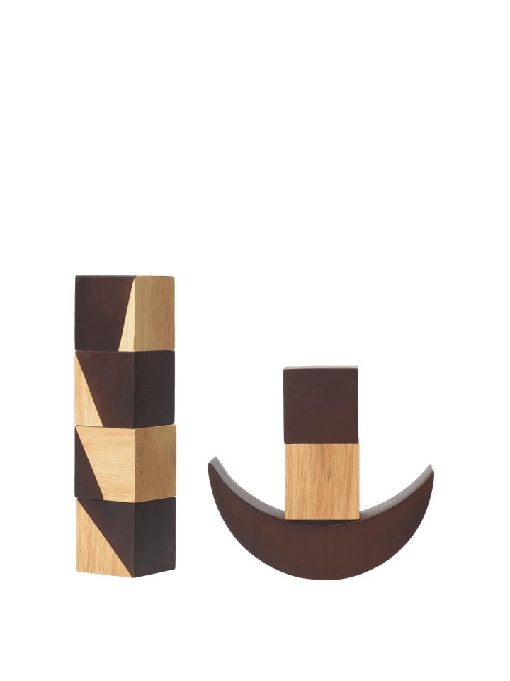 Phase Bausteine in Natürlich/Dunkel gebeizt präsentiert im Onlineshop von KAQTU Design AG. Spielzeug ist von Ferm Living