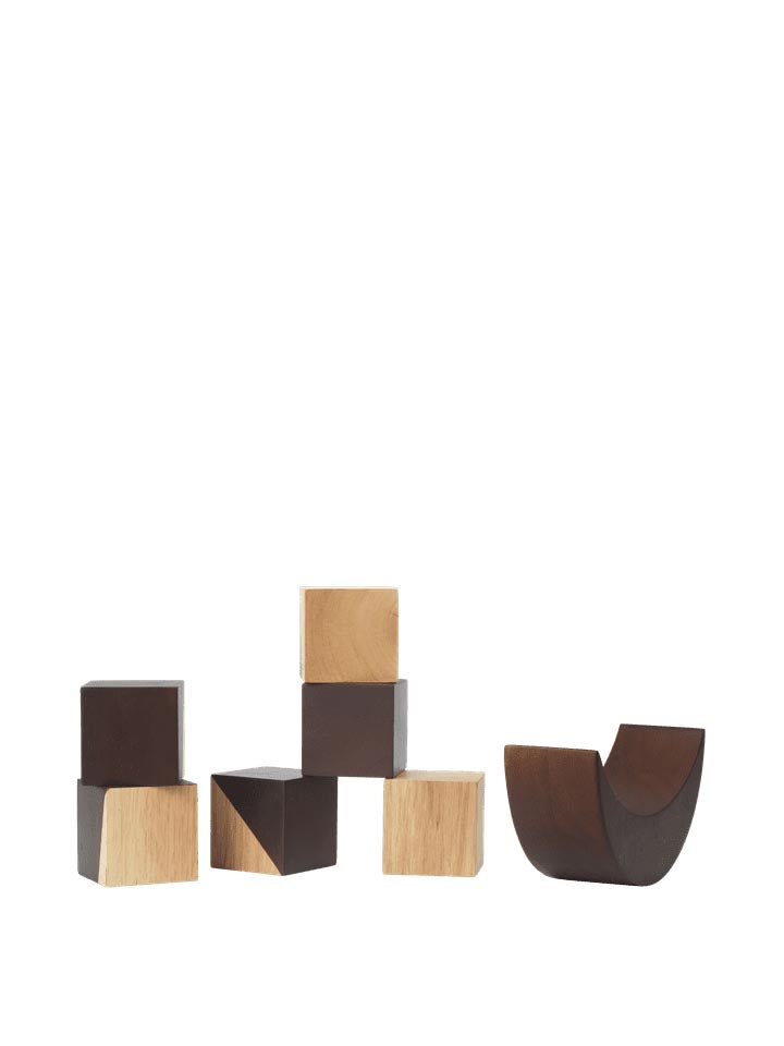 Phase Bausteine in Natürlich/Dunkel gebeizt präsentiert im Onlineshop von KAQTU Design AG. Spielzeug ist von Ferm Living