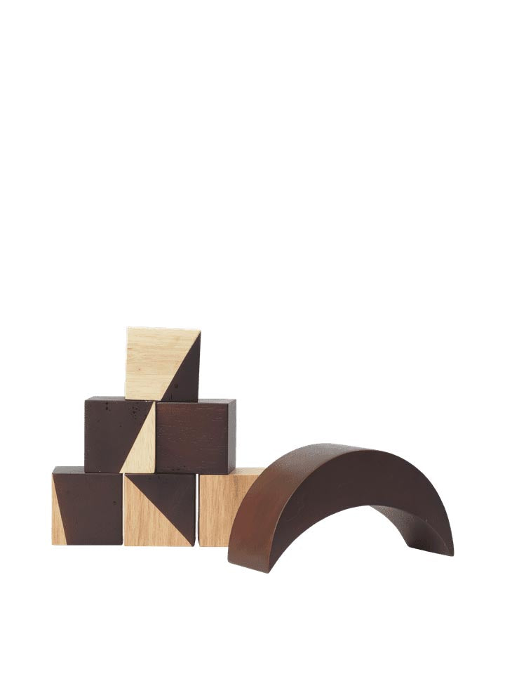 Phase Bausteine in Natürlich/Dunkel gebeizt präsentiert im Onlineshop von KAQTU Design AG. Spielzeug ist von Ferm Living