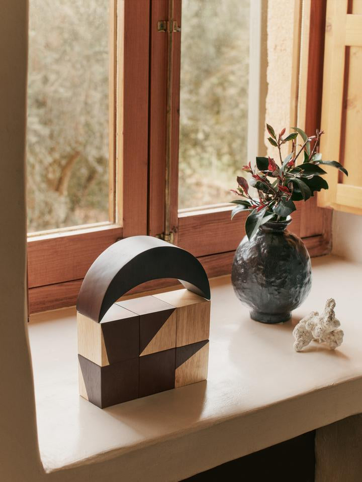 Phase Bausteine in Natürlich/Dunkel gebeizt präsentiert im Onlineshop von KAQTU Design AG. Spielzeug ist von Ferm Living
