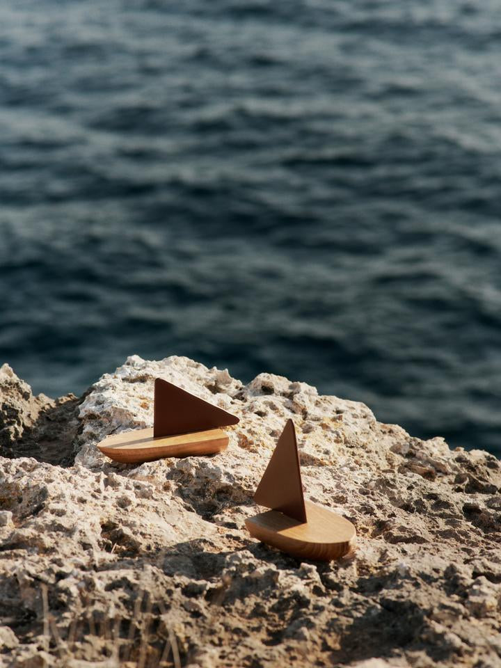 Opty Boot Set aus 2 in Dunkle Pekannuss/Eiche präsentiert im Onlineshop von KAQTU Design AG. Spielzeug ist von Ferm Living