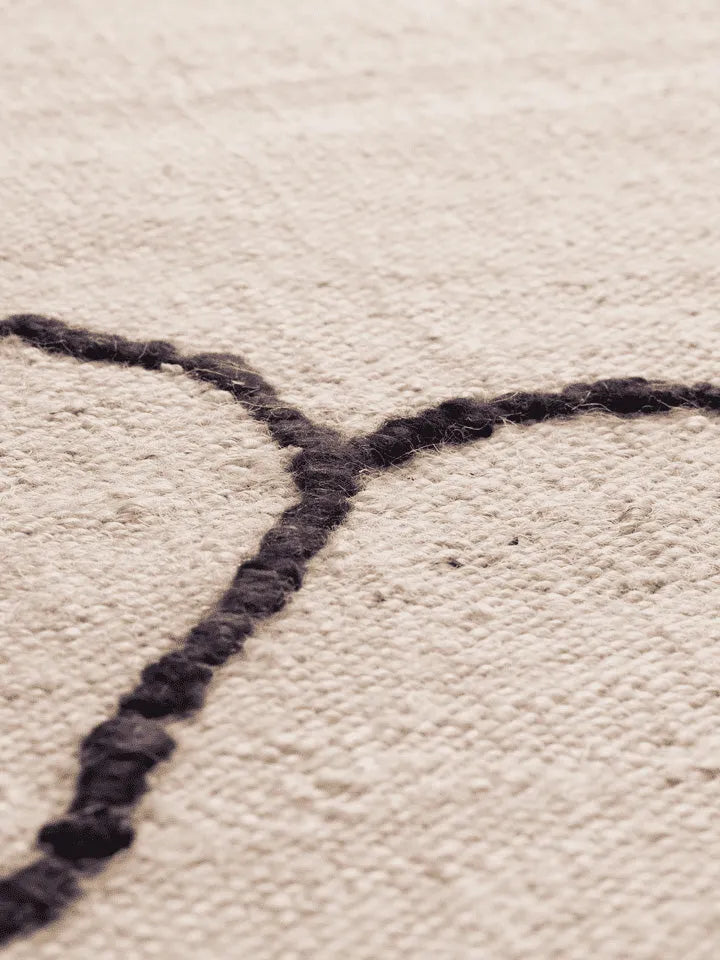 Gesso Jute Teppich 170 x 240  in Off-White/Dunkel Feige präsentiert im Onlineshop von KAQTU Design AG. Teppich ist von Ferm Living