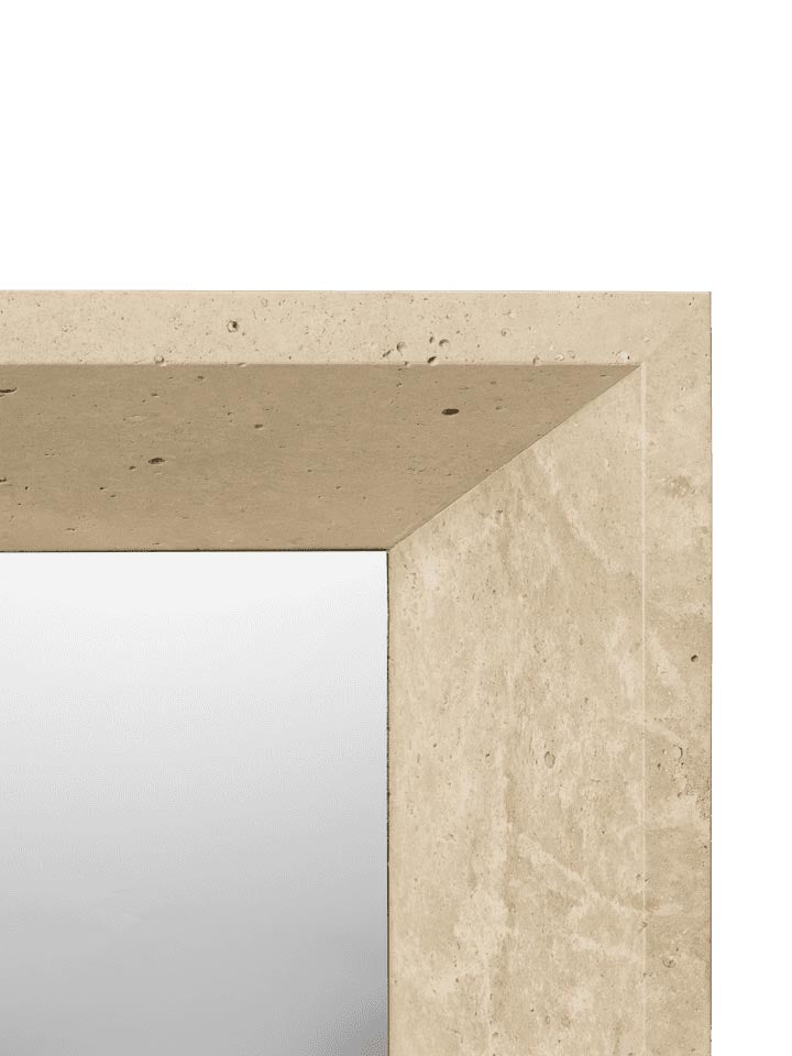 Erleben Sie den Lancet Spiegel von Ferm Living – ein zeitloses Kunstwerk aus Travertin und Glas, das architektonische Eleganz in Ihr Zuhause bringt.